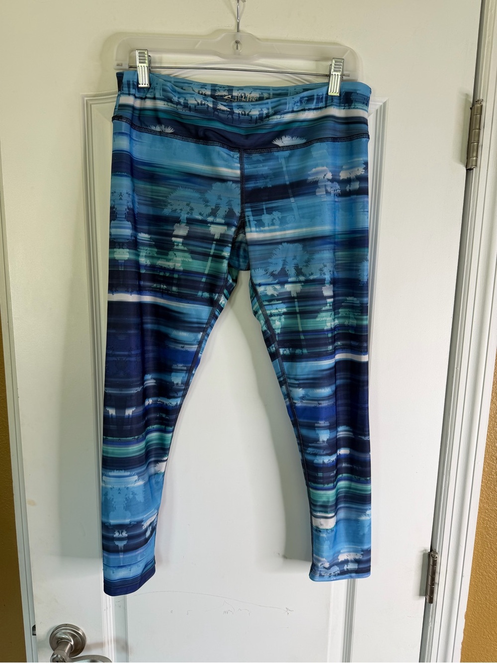Salt Life “Live Salty” Performance Leggings W/ Blue Tropical Palm Print. Size L